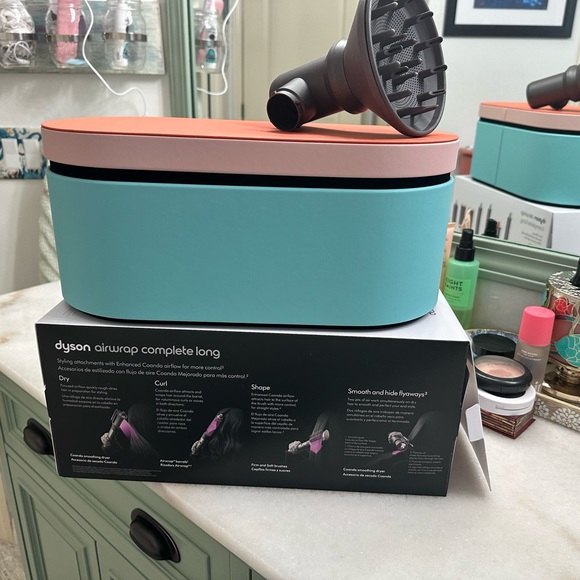 SOLD!!! Dyson airwrap - limited edition- color pop - like new - Picture 11 of 12
